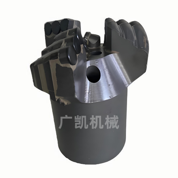 加强内凹三翼PDC钢体钻头