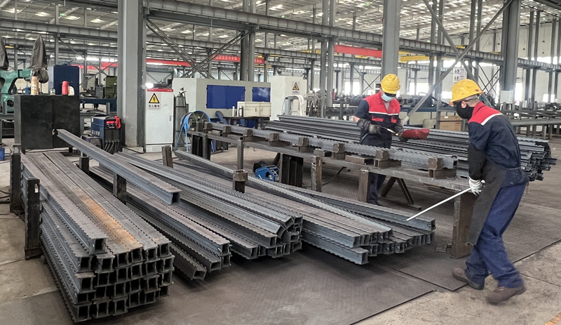 矿用金属顶梁生产车间